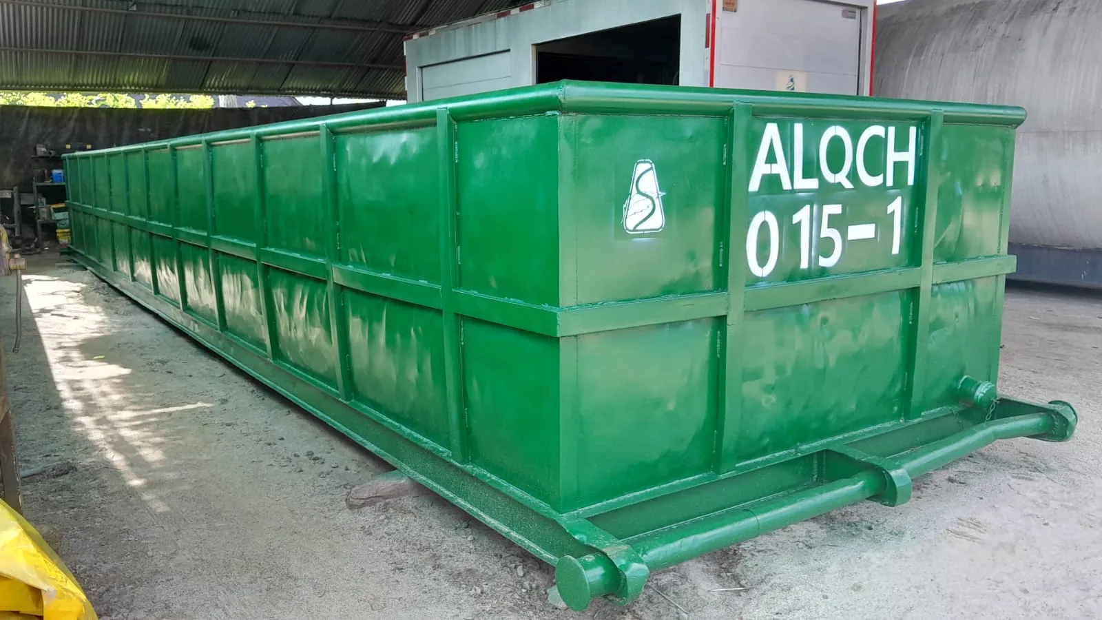 Catch tank de 200 barriles de Alquiser marcado ALQCH 015-1 en el taller