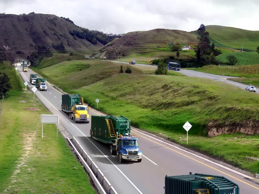 Convoy de tractocamiones de Alquiser transportando tanques por una autopista