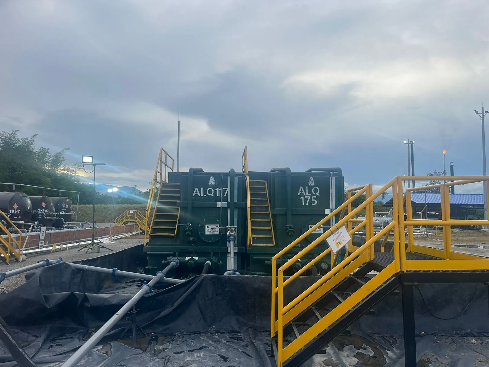 Frac tank de 500 barriles con escalera de acceso y manifold de descarga