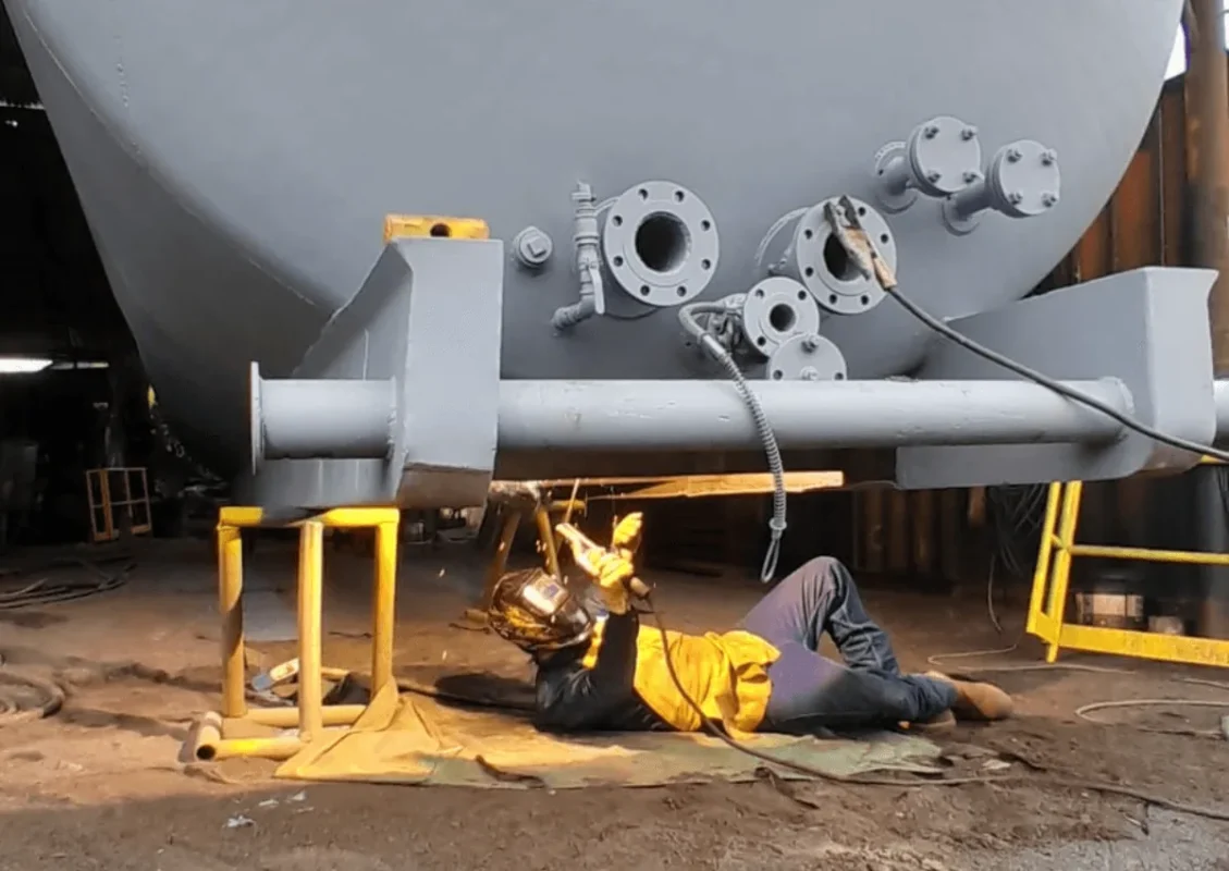 Sandblasting sobre un tanque cilíndrico en el taller de Alquiser