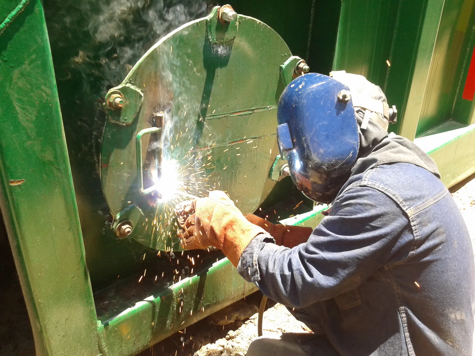Soldador de Alquiser reparando el registro de acceso de un frac tank
