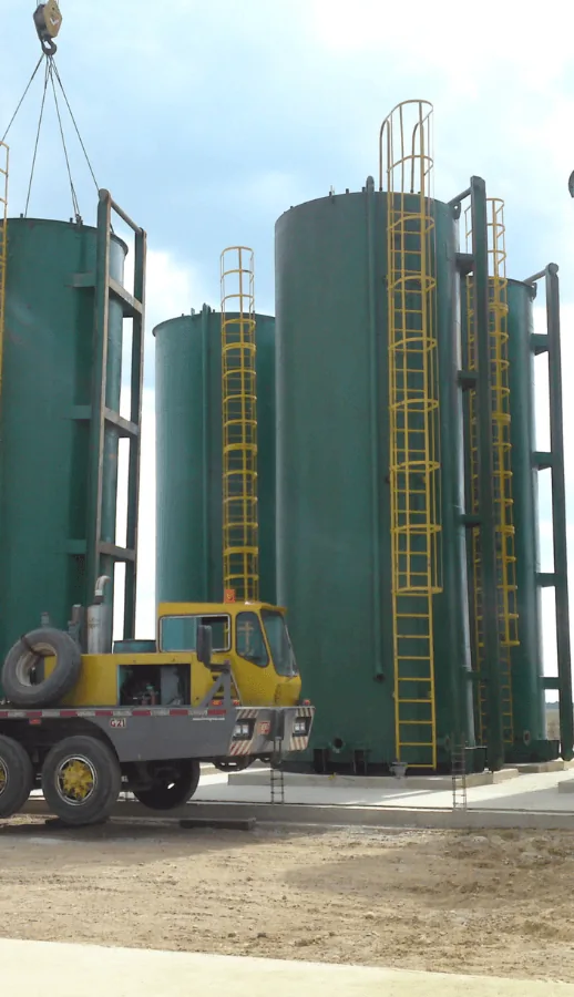 Instalación con grúa de tanques cilíndricos verticales de 500 barriles de Alquiser